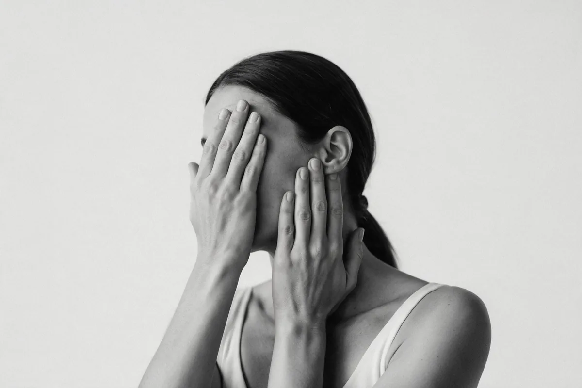 Imagem conceitual de exaustão e sobrecarga mental em estética minimalista